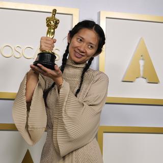 La réalisatrice Chloé Zhao a remporté dimanche l'Oscar du meilleur film. [Keystone - Chris Pizzello]