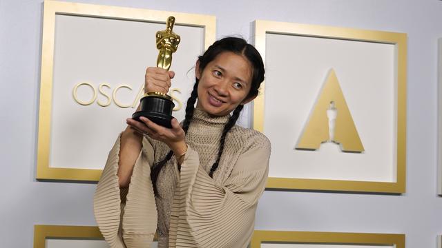 La réalisatrice Chloé Zhao a remporté dimanche l'Oscar du meilleur film. [Keystone - Chris Pizzello]