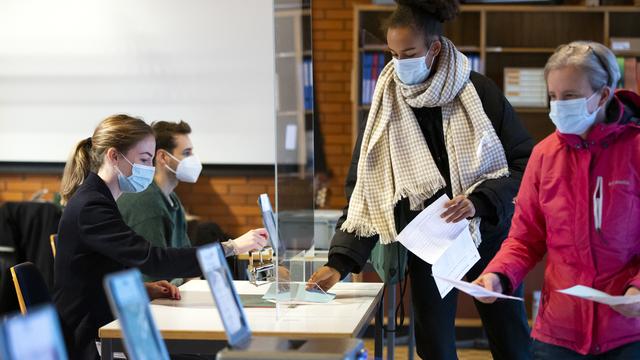 La pandémie pourrait compliquer le décompte des voix dimanche [Keystone - Peter Klaunzer]