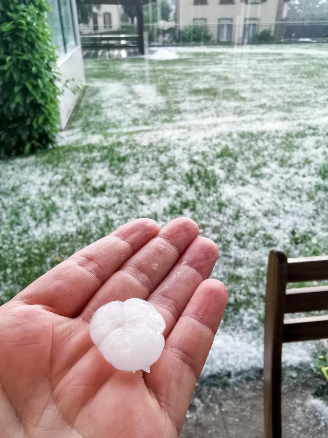 Grêlons tombés à Estavayer-le-Lac (FR) lundi en début de soirée. [Sophie Giriens]