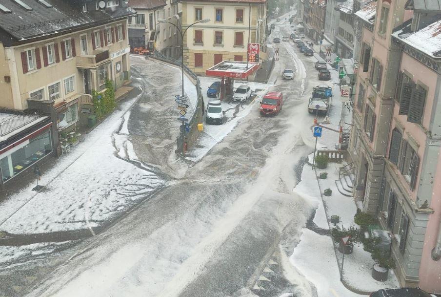 Une image de Tramelan, dans le Jura bernois, touché par la grêle lundi en fin d'après-midi. [Alex]