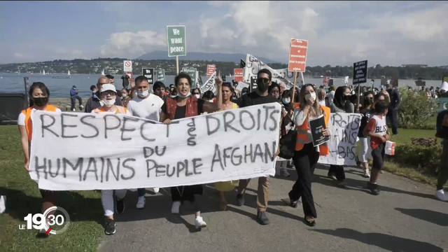 Plusieurs centaines de personnes en soutien au peuple afghan ont défilé dans les rues genevoises le samedi 4 septembre 2021. [RTS]