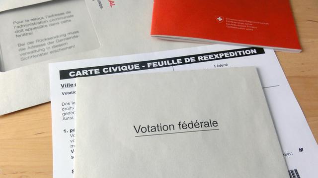 Une enveloppe de vote par correspondance. [RTS - Jérôme Genet]