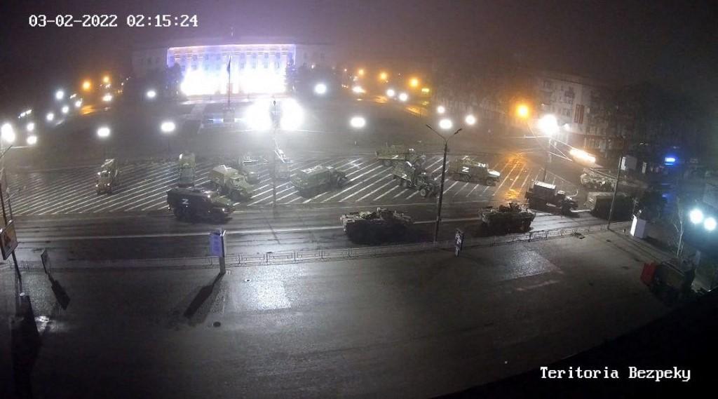 Des images de vidéosurveillance montrent des véhicules russes sur la place centrale de Kherson. [AFP - EyePress News]