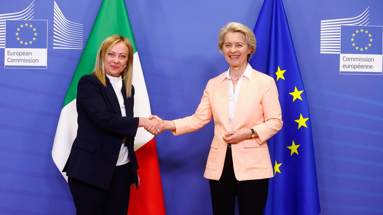 Giorgia Meloni a soigné ses relations avec Ursula von der Leyen à Bruxelles. [EPA - Stéphanie Lecocq]