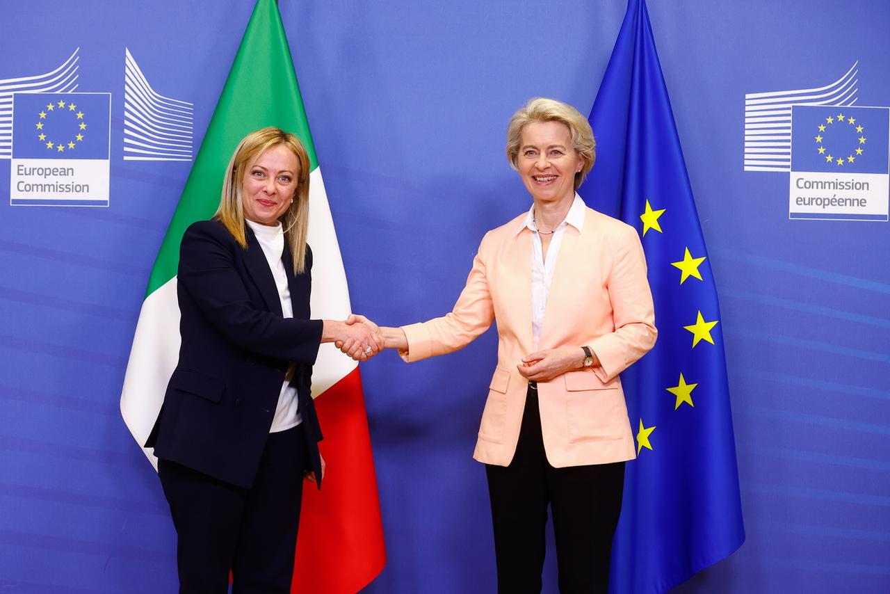 Giorgia Meloni a soigné ses relations avec Ursula von der Leyen à Bruxelles. [EPA - Stéphanie Lecocq]