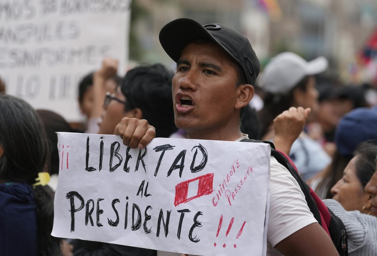 De nombreux manifestants demandent la libération de Pedro Castillo. [Keystone - Martin Mejia]