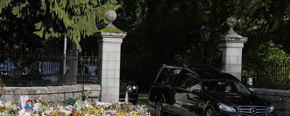 Le corbillard transportant le cercueil de la reine Elizabeth II est en route pour Edimbourg. [Keystone/AP - Alastair Grant]