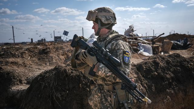 Un soldat ukrainien en action dans la cité de Mykolaiv, dans le sud, le 25 mars. [Keystone - Sedat Suna]