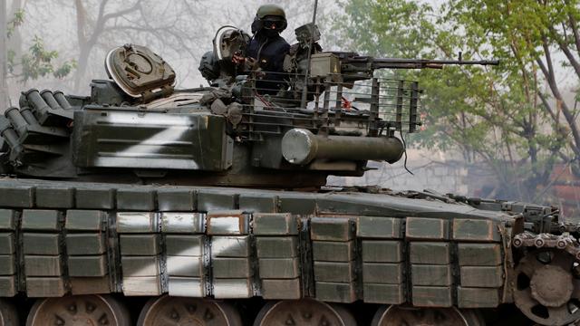 Un char des forces prorusses près de l'aciérie Azovstal. [Reuters - Alexander Ermochenko]