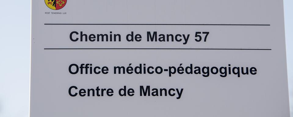 Un panneau avec un plan indique les différents offices médico-pédagogique du Centre de Mancy [Keystone - Martial Trezzini]