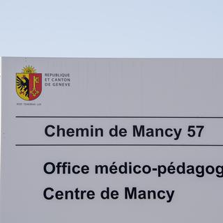 Un panneau avec un plan indique les différents offices médico-pédagogique du Centre de Mancy [Keystone - Martial Trezzini]