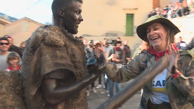 Un homme déguisé en ours attaque les villageois de Prats-de-Mollo-la-Preste, en France, lors de la fête de l'Ours [Capture d'écran]