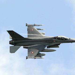 Un avion de combat F-16 danois lors d'un exercice. [Reuters - Antonio Parrinello]