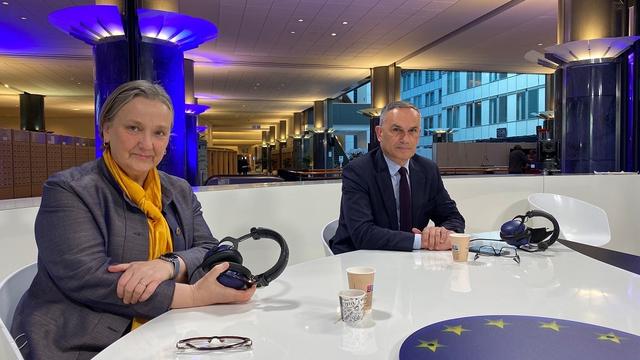 Roza Thun, eurodéputée polonaise, Arnaud Danjean, eurodéputé français, lors de l'émission spéciales de Tout un monde à Bruxelles. [RTS - Eric Guevara-Frey]