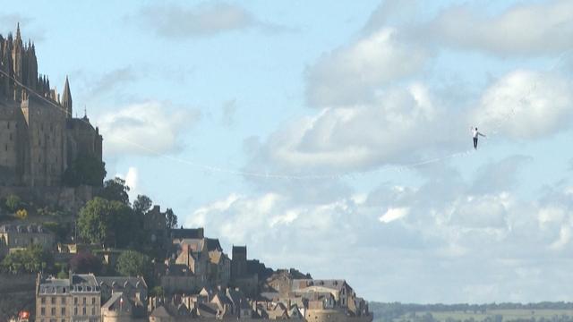 Le funambule Nathan Paulin à l'approche du Mont-Saint-Michel, le 24 mai 2022. [RTS]