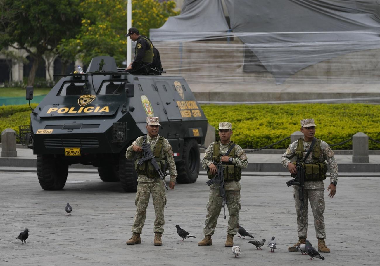 Des soldats péruviens font du "maintien de l'ordre" aux côtés des policiers. [Keystone - Martin Mejia]