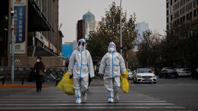 Un épidémiologiste alerte contre la propagation du Covid en Chine. Sur l'image: des employés sanitaires à Pékin, le 09 décembre 2022. [REUTERS - Thomas Peter]