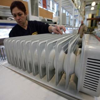 La vente des radiateurs électriques d'appoint explose pour pallier des éventuelles baisses de chauffage. [Petar Petrov/Keystone]