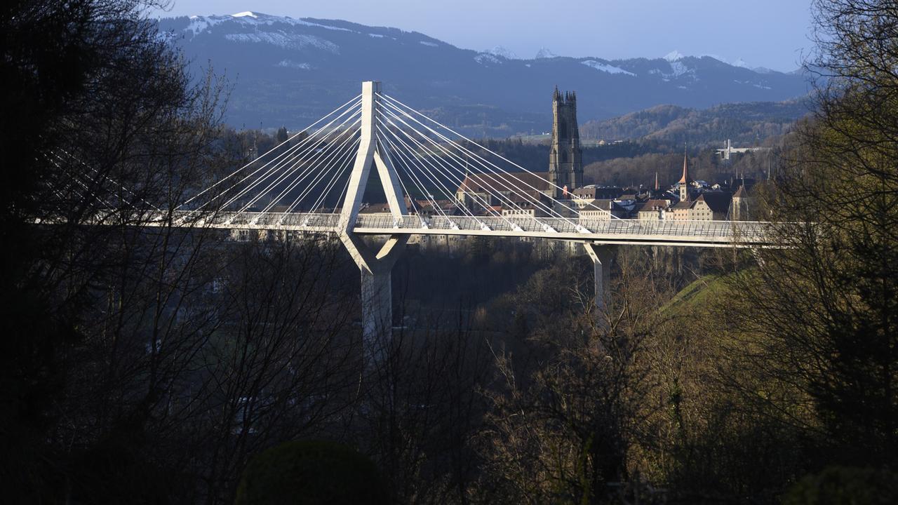 Le Pont de la Poya devant la vieille ville et la cathedrale Saint Nicolas, ce jeudi, 12 avril 2018, a Fribourg. (KEYSTONE/Laurent Gillieron) [Keystone - Laurent Gillieron]