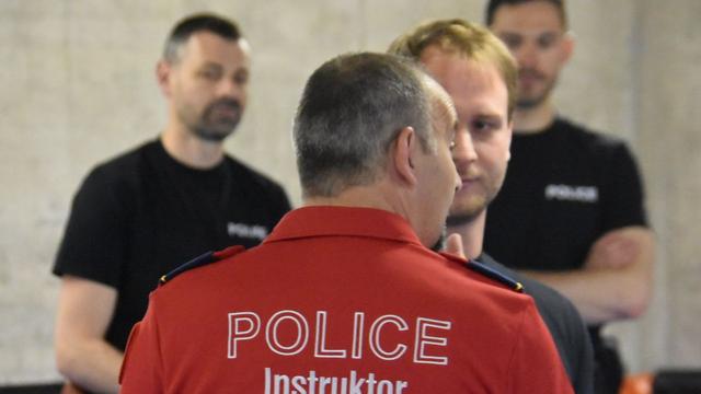 Les aspirants francophones de la police cantonale bernoise lors de l'instruction. [RTS - Gaël Klein]