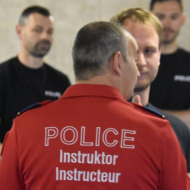 Les aspirants francophones de la police cantonale bernoise lors de l'instruction. [RTS - Gaël Klein]