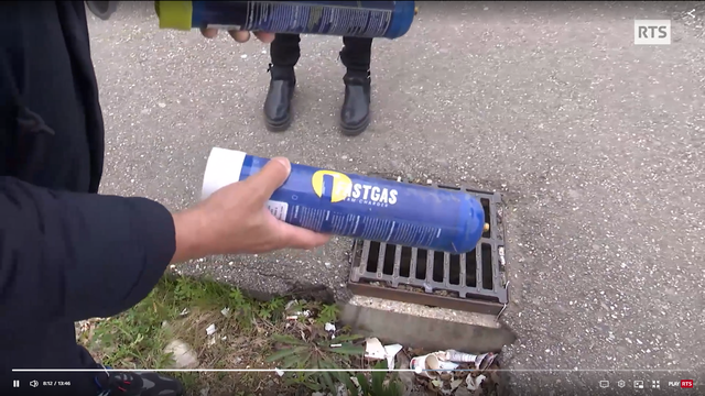 Des bonbonnes trouvées au pied des immeubles de Vénissieux, dans la banlieue de Lyon. [RTS]