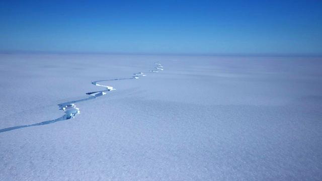 Un iceberg plus gros que le canton de Lucerne vient de se détacher de l'Antarctique, dans la Barrière de Brunt. Sur la photo, une craquelure identique datant de janvier 2021. [Keystone - British Antarctic Survey]