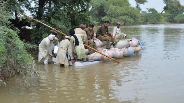 Le 23 août 2023, des secouristes apportent de le nourriture aux populations déplacées après les inondations au Pakistan. [AFP]