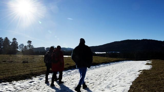 Pluie d'oppositions contre le parc éolien du Mollendruz. [Des personnes font une ballade sur un chemin enneige en prenant le soleil ce samedi 5 janvier 2013 au Col du Mollendruz. - Jean-Christophe Bott]