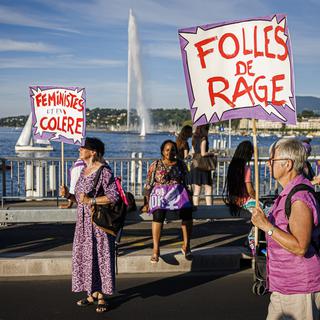 Des femmes manifestent lors d'une marche à l'occasion de la grève féministe ce mardi 14 juin 2022 à Genève. [Keystone - Valentin Flauraud]