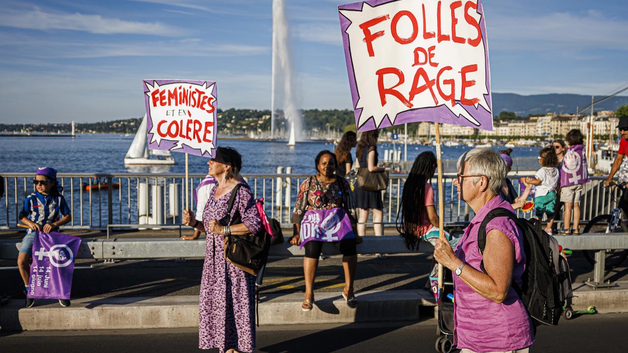 Des femmes manifestent lors d'une marche à l'occasion de la grève féministe ce mardi 14 juin 2022 à Genève. [Keystone - Valentin Flauraud]