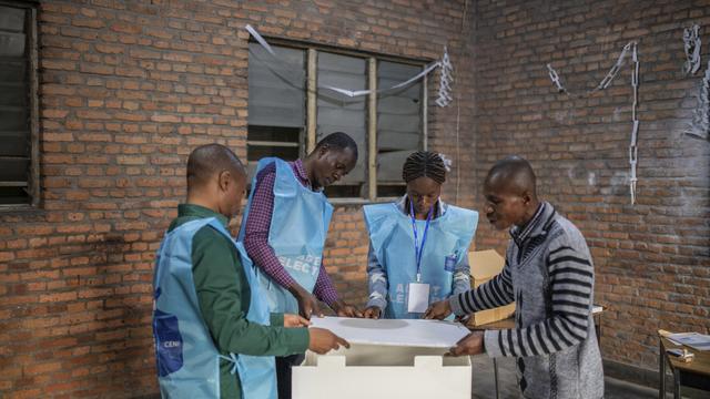 Des fonctionnaires électoraux préparent des urnes à Goma, dans l'est de la République démocratique du Congo, mercredi 20 décembre 2023. [AP - Moses Sawasawa]