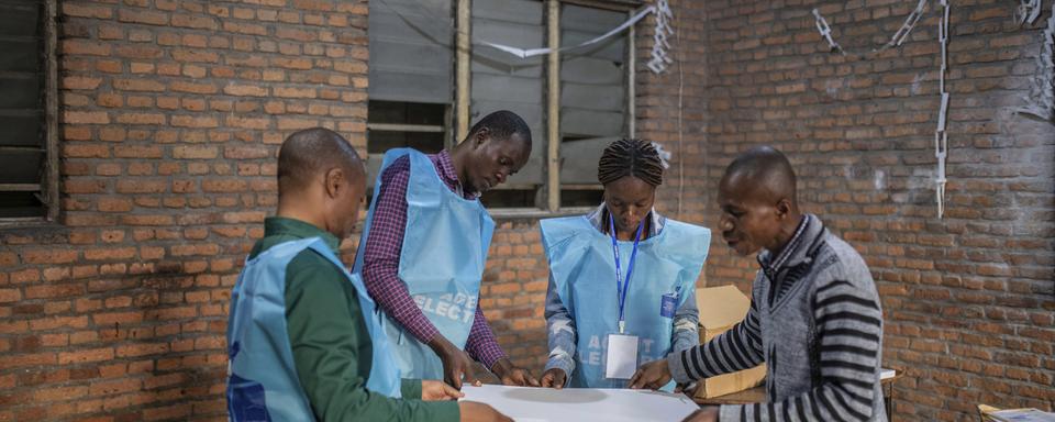 Des fonctionnaires électoraux préparent des urnes à Goma, dans l'est de la République démocratique du Congo, mercredi 20 décembre 2023. [AP - Moses Sawasawa]