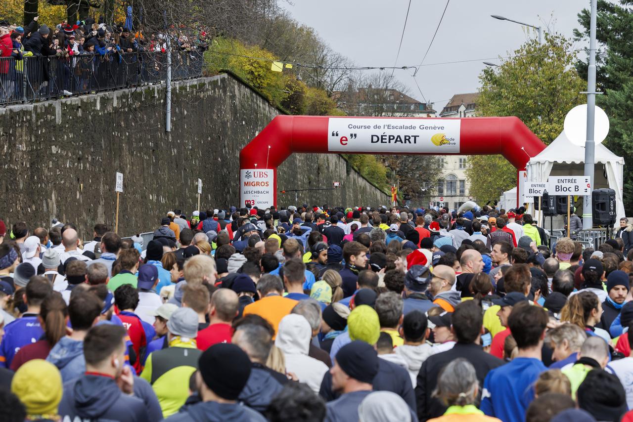 Des coureurs sur la ligne de départ de la 45ème Course de l'Escalade, samedi 2 décembre à Genève. [Keystone - Salvatore Di Nolfi]