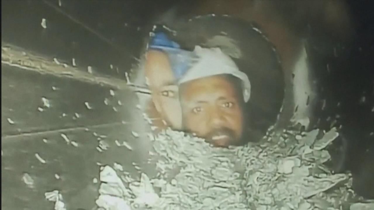 Images des 41 ouvriers bloqués dans un tunnel effondré, en Inde