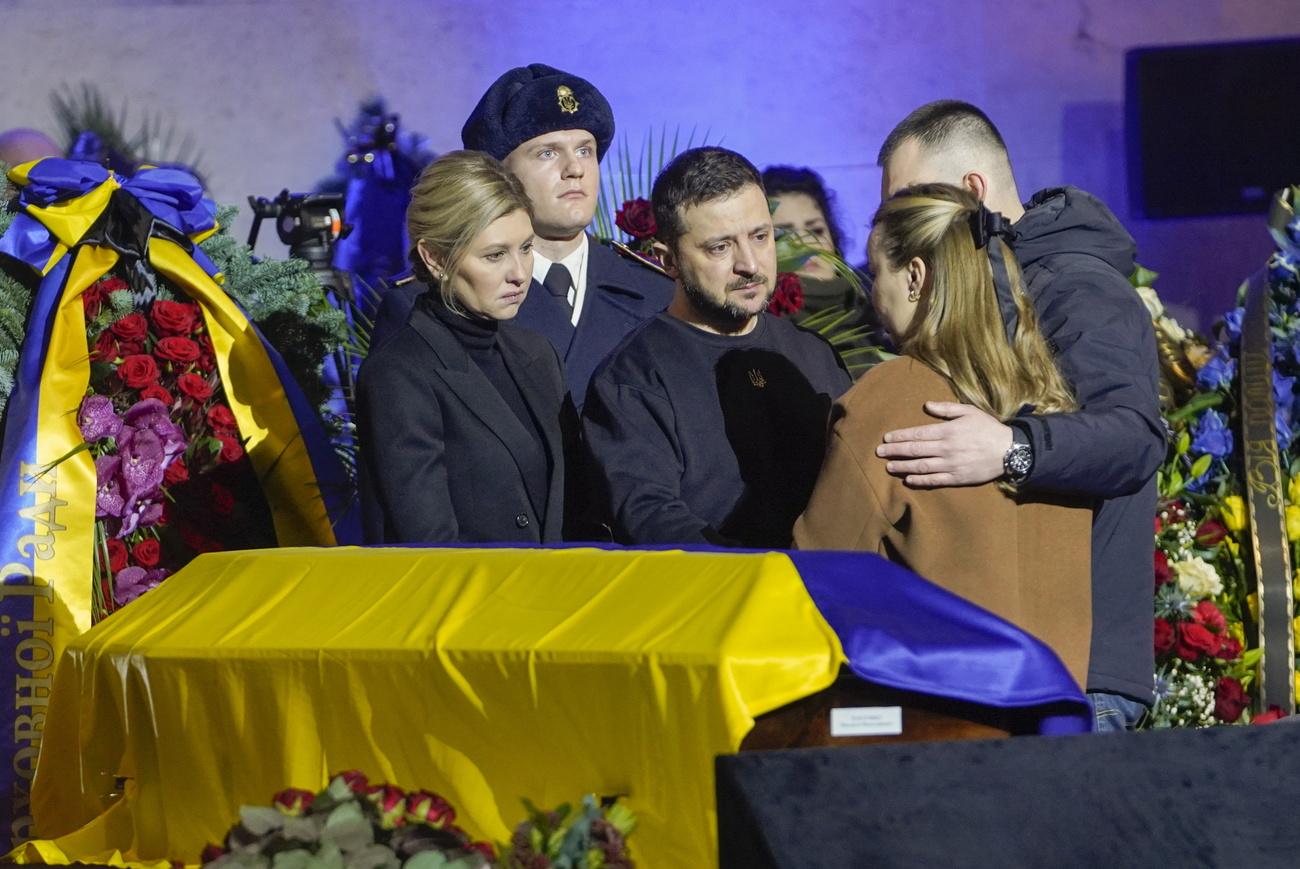 Volodymyr Zelensky et Olena Zelenska lors de la cérémonie en hommage aux victimes du crash d'hélicoptère du 18 janvier. [Keystone - Oleg Pereverzev]