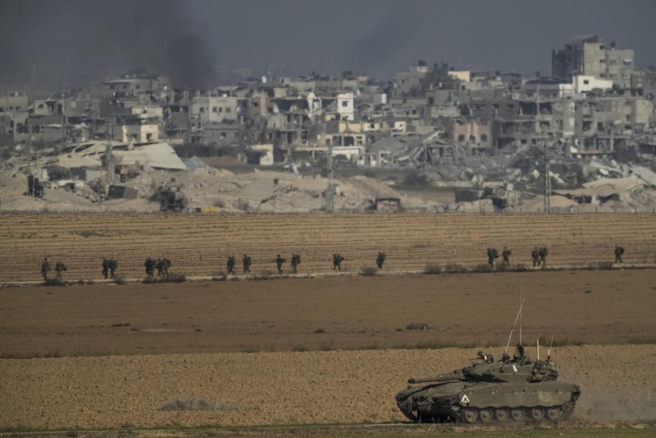 Des troupes israéliennes sont vues près de la frontière de la bande de Gaza, dans le sud d'Israël, le dimanche 10 décembre 2023. [AP Photo - Leo Correa]