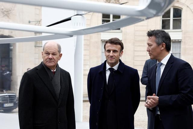 Emmanuel Macron accueille Olaf Scholz à Paris pour les 60 ans de la réconciliation franco-allemande. [EPA - Benoit Tessier]