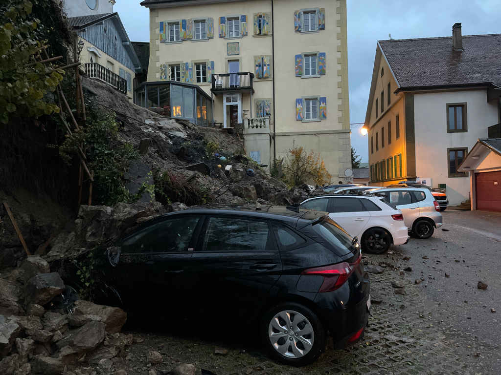 A Rue (FR), un éboulement a endommagé plusieurs véhicules stationnés. [Police cantonale fribourgeoise]
