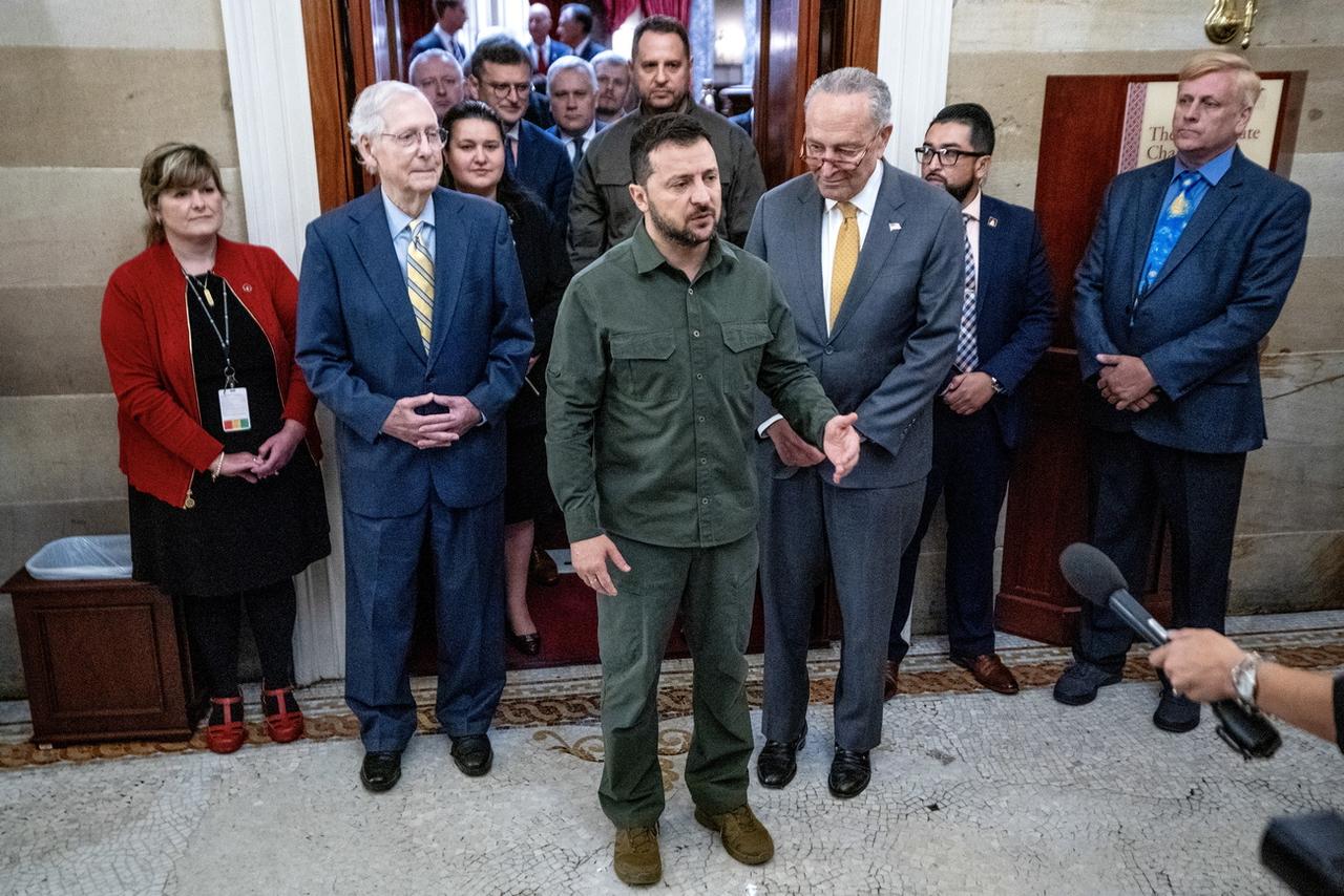 Le président ukrainien Volodymyr Zelensky (C), entouré du chef de la majorité du Sénat américain Chuck Schumer (D) et du chef de la minorité du Sénat américain Mitch McConnell (G), s'adresse aux médias après une réunion avec les membres du Sénat américain  à Washington DC,  le 21 septembre 2023. [Keystone - Shawn Thew]