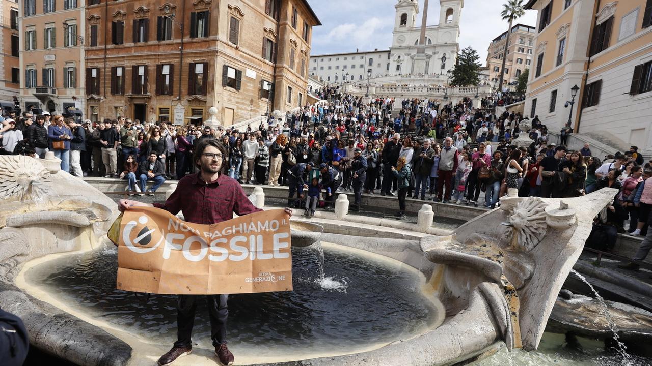 Marée noire dans la fontaine Barcaccia de la Place d'Espagne à Rome. [EPA - Vincenzo Livieri]