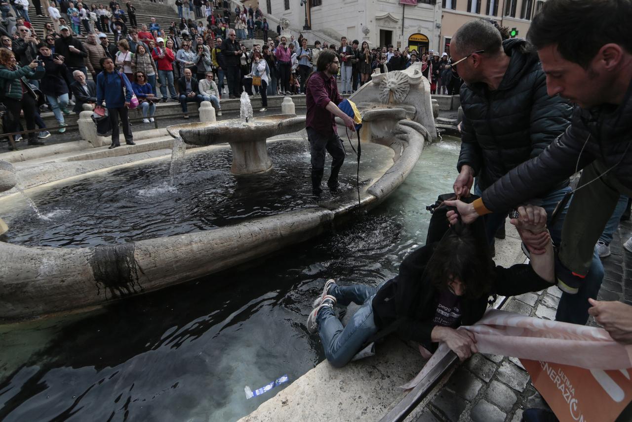 Evacuation musclée d'un militant par des riverains. [AP - Cecilia Fabiano]