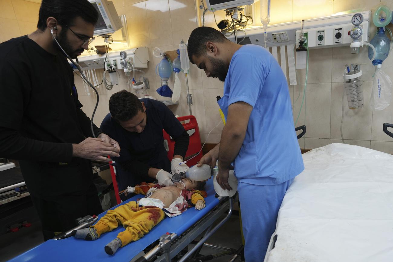 Un enfant palestinien blessé lors d'un bombardement israélien dans la bande de Gaza le 1er décembre est soigné à l'hôpital al Aqsa de Deir al Balah. [Keystone - Adel Hana]