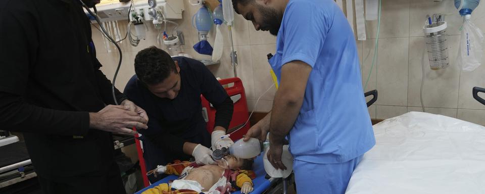 Un enfant palestinien blessé lors d'un bombardement israélien dans la bande de Gaza le 1er décembre est soigné à l'hôpital al Aqsa de Deir al Balah. [Keystone - Adel Hana]