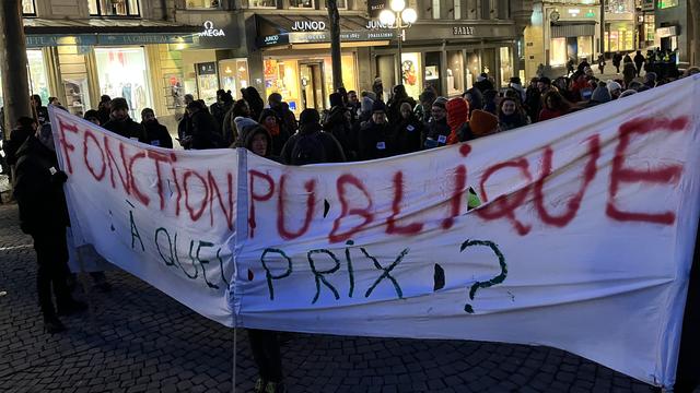 Une partie de la fonction publique vaudoise mobilisée pour protester contre l'indexation du salaire proposée par le Conseil d'Etat. [RTS - Yoan Rithner]