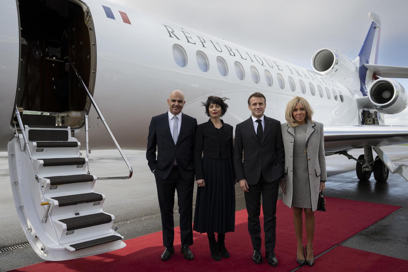 Le président français s’est posé tout à l’heure avec son épouse Brigitte sur le tarmac de l’aéroport de Bern-Belp. [Keystone - Anthony Anex]
