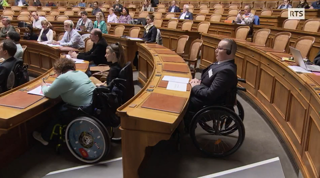 Nouh Latoui dans la salle du Conseil national à Berne. [RTS - Mise au Point (capture d'écran)]