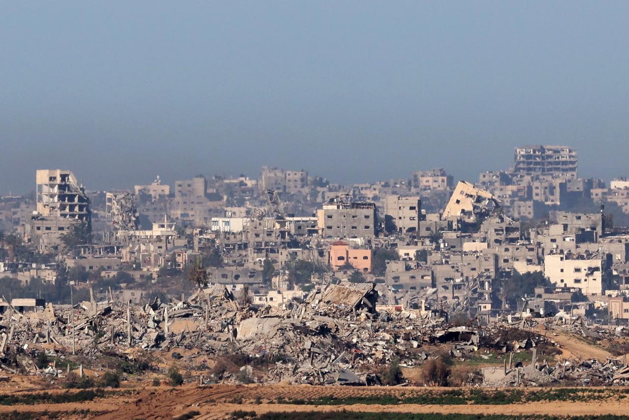 Vue de bâtiments détruits après une frappe aérienne des forces israéliennes dans le nord de la bande de Gaza, depuis Sderot, Israël, le 10 décembre 2023. [EPA - Abir Sultan]