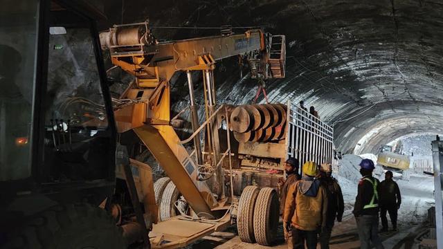 Les secouristes ont annoncé mardi avoir pu acheminer une caméra jusqu'aux 41 ouvriers bloqués depuis dix jours dans un tunnel en construction qui s'est effondré en Inde. Les hommes sont "en sécurité", selon les responsables des opérations, mais le sauvetage s'avère complexe. [Keystone]